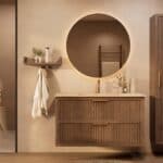 Het Riva badkamermeubel 120 in donker eiken ademt luxe en rust. Massief eiken met groevenfront, twee hoogwaardige softclose lades en een mat beige Mineraalsteen wastafel. De wastafel kan met of zonder kraangaten worden geleverd.
