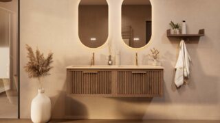 Het Riva badkamermeubel 140 in donker eiken ademt luxe en rust. Massief eiken met groevenfront, hoogwaardige softclose lades en een mat beige Mineraalsteen dubbel wastafel. De wastafel kan met of zonder kraangaten worden geleverd.