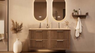 Het Riva badkamermeubel 140 in donker eiken ademt luxe en rust. Massief eiken met groevenfront, vier hoogwaardige softclose lades en een mat beige Mineraalsteen dubbele wastafel. De wastafel kan met of zonder kraangaten worden geleverd.