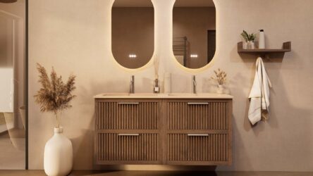 Het Riva badkamermeubel 140 in donker eiken ademt luxe en rust. Massief eiken met groevenfront, vier hoogwaardige softclose lades en een mat beige Mineraalsteen dubbele wastafel. De wastafel kan met of zonder kraangaten worden geleverd.