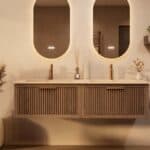 Het Riva badkamermeubel 160 in donker eiken ademt luxe en rust. Massief eiken met groevenfront, hoogwaardige softclose lades en een mat beige Mineraalsteen dubbel wastafel. De wastafel kan met of zonder kraangaten worden geleverd.