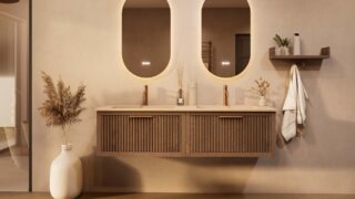 Het Riva badkamermeubel 160 in donker eiken ademt luxe en rust. Massief eiken met groevenfront, hoogwaardige softclose lades en een mat beige Mineraalsteen dubbel wastafel. De wastafel kan met of zonder kraangaten worden geleverd.