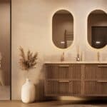 Het Riva badkamermeubel 160 in Donker eiken combineert ambachtelijk vakmanschap met moderne luxe. Gemaakt van massief eiken met ribbelfront, vier softclose lades en een mat beige dubbele Mineraalsteen wastafel. De wastafel kan met of zonder kraangate