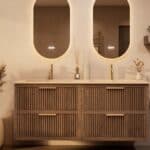 Het Riva badkamermeubel 160 in Donker eiken combineert ambachtelijk vakmanschap met moderne luxe. Gemaakt van massief eiken met ribbelfront, vier softclose lades en een mat beige dubbele Mineraalsteen wastafel. De wastafel kan met of zonder kraangate