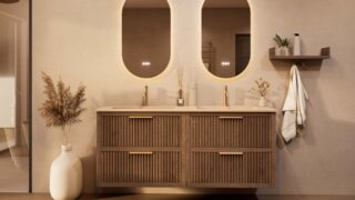 Het Riva badkamermeubel 160 in Donker eiken combineert ambachtelijk vakmanschap met moderne luxe. Gemaakt van massief eiken met ribbelfront, vier softclose lades en een mat beige dubbele Mineraalsteen wastafel. De wastafel kan met of zonder kraangate