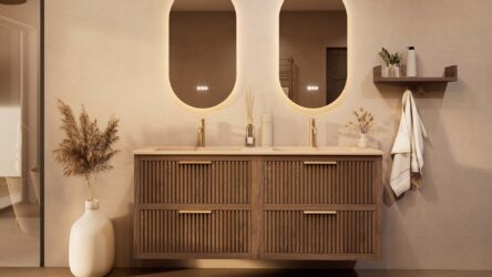 Het Riva badkamermeubel 160 in Donker eiken combineert ambachtelijk vakmanschap met moderne luxe. Gemaakt van massief eiken met ribbelfront, vier softclose lades en een mat beige dubbele Mineraalsteen wastafel. De wastafel kan met of zonder kraangate