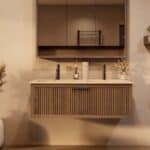 Het Riva badkamermeubel 120 in donker eiken ademt luxe en rust. Massief eiken met groevenfront, hoogwaardige softclose lades en een mat beige Mineraalsteen dubbel wastafel. De wastafel kan met of zonder kraangaten worden geleverd.