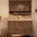 Het Riva badkamermeubel 120 in donker eiken ademt luxe en rust. Massief eiken met groevenfront, twee hoogwaardige softclose lades en een mat beige Mineraalsteen dubbele wastafel. De wastafel kan met of zonder kraangaten worden geleverd.