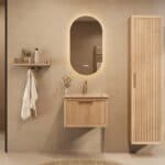 Het Riva badkamermeubel 60 in naturel eiken combineert ambachtelijk vakmanschap met moderne luxe. Gemaakt van massief eiken met ribbelfront, softclose lades en een mat beige Mineraalsteen wastafel. De wastafel kan met of zonder kraangaten worden gele