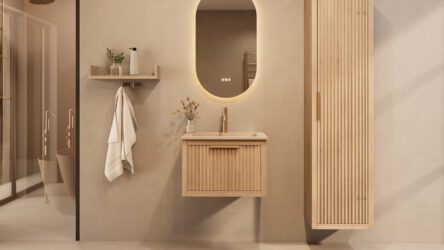 Het Riva badkamermeubel 60 in naturel eiken combineert ambachtelijk vakmanschap met moderne luxe. Gemaakt van massief eiken met ribbelfront, softclose lades en een mat beige Mineraalsteen wastafel. De wastafel kan met of zonder kraangaten worden gele