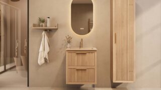 Het Riva badkamermeubel 60 in naturel eiken combineert ambachtelijk vakmanschap met moderne luxe. Gemaakt van massief eiken met ribbelfront, twee softclose lades en een mat beige Mineraalsteen wastafel. De wastafel kan met of zonder kraangaten worden