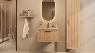 Het Riva badkamermeubel 70 in naturel eiken combineert ambachtelijk vakmanschap met moderne luxe. Gemaakt van massief eiken met ribbelfront, softclose lades en een mat beige Mineraalsteen wastafel. De wastafel kan met of zonder kraangaten worden gele