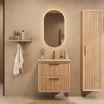 Het Riva badkamermeubel 70 in naturel eiken combineert ambachtelijk vakmanschap met moderne luxe. Gemaakt van massief eiken met ribbelfront, twee softclose lades en een mat beige Mineraalsteen wastafel. De wastafel kan met of zonder kraangaten worden