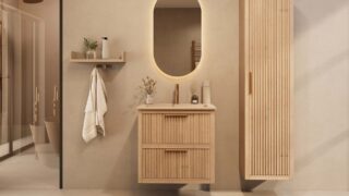 Het Riva badkamermeubel 70 in naturel eiken combineert ambachtelijk vakmanschap met moderne luxe. Gemaakt van massief eiken met ribbelfront, twee softclose lades en een mat beige Mineraalsteen wastafel. De wastafel kan met of zonder kraangaten worden