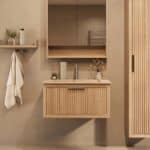 Het Riva badkamermeubel 80 in naturel eiken combineert ambachtelijk vakmanschap met moderne luxe. Gemaakt van massief eiken met ribbelfront, softclose lades en een mat beige Mineraalsteen wastafel. De wastafel kan met of zonder kraangaten worden gele
