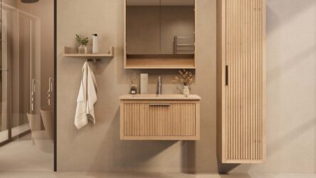 Het Riva badkamermeubel 80 in naturel eiken combineert ambachtelijk vakmanschap met moderne luxe. Gemaakt van massief eiken met ribbelfront, softclose lades en een mat beige Mineraalsteen wastafel. De wastafel kan met of zonder kraangaten worden gele
