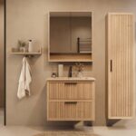Het Riva badkamermeubel 80 in naturel eiken combineert ambachtelijk vakmanschap met moderne luxe. Gemaakt van massief eiken met ribbelfront, twee softclose lades en een mat beige Mineraalsteen wastafel. De wastafel kan met of zonder kraangaten worden