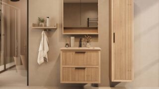 Het Riva badkamermeubel 80 in naturel eiken combineert ambachtelijk vakmanschap met moderne luxe. Gemaakt van massief eiken met ribbelfront, twee softclose lades en een mat beige Mineraalsteen wastafel. De wastafel kan met of zonder kraangaten worden