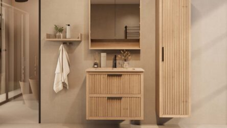 Het Riva badkamermeubel 80 in naturel eiken combineert ambachtelijk vakmanschap met moderne luxe. Gemaakt van massief eiken met ribbelfront, twee softclose lades en een mat beige Mineraalsteen wastafel. De wastafel kan met of zonder kraangaten worden