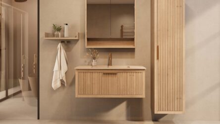 Het Riva badkamermeubel 100 in naturel eiken combineert ambachtelijk vakmanschap met moderne luxe. Gemaakt van massief eiken met ribbelfront, softclose lades en een mat beige Mineraalsteen wastafel. De wastafel kan met of zonder kraangaten worden gel