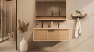 Het Riva badkamermeubel 120 in naturel eiken combineert ambachtelijk vakmanschap met moderne luxe. Gemaakt van massief eiken met ribbelfront, softclose lades en een dubbele mat beige Mineraalsteen wastafel. De wastafel kan met of zonder kraangaten wo