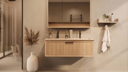 Het Riva badkamermeubel 120 in naturel eiken combineert ambachtelijk vakmanschap met moderne luxe. Gemaakt van massief eiken met ribbelfront, softclose lades en een dubbele mat beige Mineraalsteen wastafel. De wastafel kan met of zonder kraangaten wo