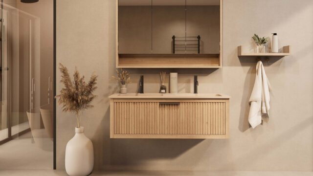 Het Riva badkamermeubel 120 in naturel eiken combineert ambachtelijk vakmanschap met moderne luxe. Gemaakt van massief eiken met ribbelfront, softclose lades en een dubbele mat beige Mineraalsteen wastafel. De wastafel kan met of zonder kraangaten wo