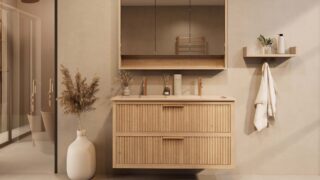 Het Riva badkamermeubel 120 in naturel eiken combineert ambachtelijk vakmanschap met moderne luxe. Gemaakt van massief eiken met ribbelfront, twee softclose lades en een mat beige dubbele Mineraalsteen wastafel. De wastafel kan met of zonder kraangat