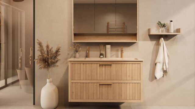 Het Riva badkamermeubel 120 in naturel eiken combineert ambachtelijk vakmanschap met moderne luxe. Gemaakt van massief eiken met ribbelfront, twee softclose lades en een mat beige dubbele Mineraalsteen wastafel. De wastafel kan met of zonder kraangat