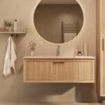 Het Riva badkamermeubel 120 in naturel eiken combineert ambachtelijk vakmanschap met moderne luxe. Gemaakt van massief eiken met ribbelfront, softclose lades en een mat beige Mineraalsteen wastafel. De wastafel kan met of zonder kraangaten worden gel