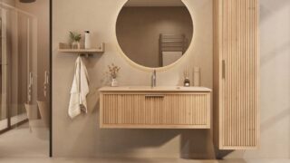 Het Riva badkamermeubel 120 in naturel eiken combineert ambachtelijk vakmanschap met moderne luxe. Gemaakt van massief eiken met ribbelfront, softclose lades en een mat beige Mineraalsteen wastafel. De wastafel kan met of zonder kraangaten worden gel