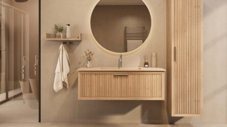 Het Riva badkamermeubel 120 in naturel eiken combineert ambachtelijk vakmanschap met moderne luxe. Gemaakt van massief eiken met ribbelfront, softclose lades en een mat beige Mineraalsteen wastafel. De wastafel kan met of zonder kraangaten worden gel