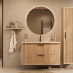 Het Riva badkamermeubel 120 in naturel eiken combineert ambachtelijk vakmanschap met moderne luxe. Gemaakt van massief eiken met ribbelfront, twee softclose lades en een mat beige Mineraalsteen wastafel. De wastafel kan met of zonder kraangaten worde