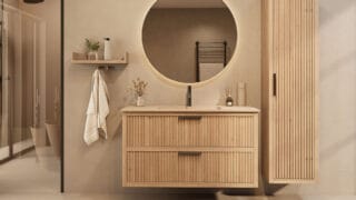 Het Riva badkamermeubel 120 in naturel eiken combineert ambachtelijk vakmanschap met moderne luxe. Gemaakt van massief eiken met ribbelfront, twee softclose lades en een mat beige Mineraalsteen wastafel. De wastafel kan met of zonder kraangaten worde