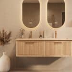 Het Riva badkamermeubel 140 in naturel eiken combineert ambachtelijk vakmanschap met moderne luxe. Gemaakt van massief eiken met ribbelfront, softclose lades en een dubbele mat beige Mineraalsteen wastafel. De wastafel kan met of zonder kraangaten wo