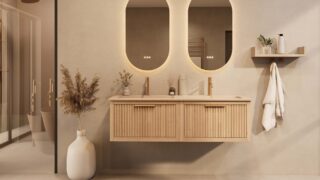 Het Riva badkamermeubel 140 in naturel eiken combineert ambachtelijk vakmanschap met moderne luxe. Gemaakt van massief eiken met ribbelfront, softclose lades en een dubbele mat beige Mineraalsteen wastafel. De wastafel kan met of zonder kraangaten wo