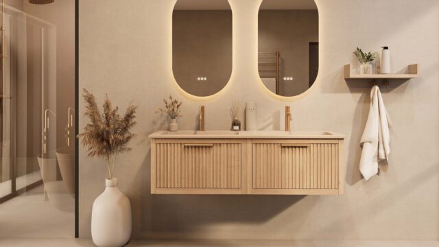 Het Riva badkamermeubel 140 in naturel eiken combineert ambachtelijk vakmanschap met moderne luxe. Gemaakt van massief eiken met ribbelfront, softclose lades en een dubbele mat beige Mineraalsteen wastafel. De wastafel kan met of zonder kraangaten wo