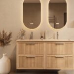 Het Riva badkamermeubel 140 in naturel eiken combineert ambachtelijk vakmanschap met moderne luxe. Gemaakt van massief eiken met ribbelfront, vier softclose lades en een mat beige dubbele Mineraalsteen wastafel. De wastafel kan met of zonder kraangat