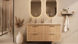 Het Riva badkamermeubel 140 in naturel eiken combineert ambachtelijk vakmanschap met moderne luxe. Gemaakt van massief eiken met ribbelfront, vier softclose lades en een mat beige dubbele Mineraalsteen wastafel. De wastafel kan met of zonder kraangat