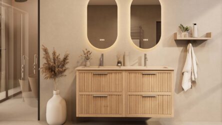 Het Riva badkamermeubel 140 in naturel eiken combineert ambachtelijk vakmanschap met moderne luxe. Gemaakt van massief eiken met ribbelfront, vier softclose lades en een mat beige dubbele Mineraalsteen wastafel. De wastafel kan met of zonder kraangat