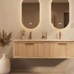 Het Riva badkamermeubel 160 in naturel eiken combineert ambachtelijk vakmanschap met moderne luxe. Gemaakt van massief eiken met ribbelfront, softclose lades en een dubbele mat beige Mineraalsteen wastafel. De wastafel kan met of zonder kraangaten wo