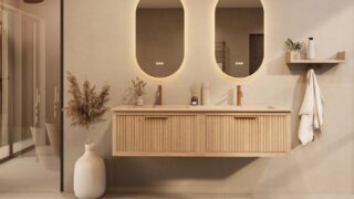 Het Riva badkamermeubel 160 in naturel eiken combineert ambachtelijk vakmanschap met moderne luxe. Gemaakt van massief eiken met ribbelfront, softclose lades en een dubbele mat beige Mineraalsteen wastafel. De wastafel kan met of zonder kraangaten wo
