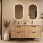 Het Riva badkamermeubel 160 in naturel eiken combineert ambachtelijk vakmanschap met moderne luxe. Gemaakt van massief eiken met ribbelfront, vier softclose lades en een mat beige dubbele Mineraalsteen wastafel. De wastafel kan met of zonder kraangat