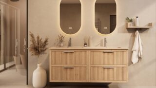 Het Riva badkamermeubel 160 in naturel eiken combineert ambachtelijk vakmanschap met moderne luxe. Gemaakt van massief eiken met ribbelfront, vier softclose lades en een mat beige dubbele Mineraalsteen wastafel. De wastafel kan met of zonder kraangat