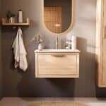 Modern naturel eiken badkamermeubel 70 cm met één lade en mat witte mineraalstenen wastafel