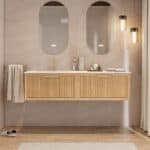Hangend naturel eiken badkamermeubel 120 cm met één lade en dubbele mat beige mineraalstenen wastafel