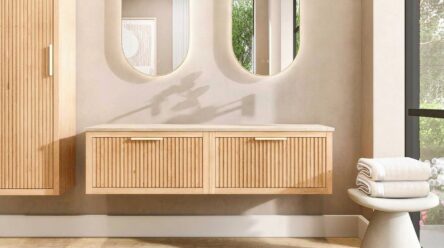 Modern hangend eiken badkamermeubel 160 cm met ribbelfront, één lade en limestone blad met keramische waskom