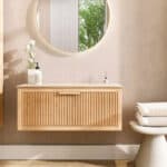 Modern hangend eiken badkamermeubel 100 cm met ribbelfront, één lade en limestone blad met keramische waskom