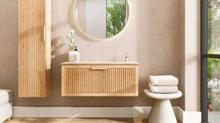 Modern hangend eiken badkamermeubel 100 cm met ribbelfront, één lade en limestone blad met keramische waskom