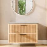 Hangend naturel eiken badkamermeubel 100 cm met ribbelfront, twee lades en grijs limestone blad met witte waskom